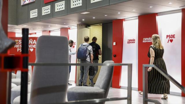 Agentes de la UCO este viernes al entrar a la sede del PSOE en Ferraz.