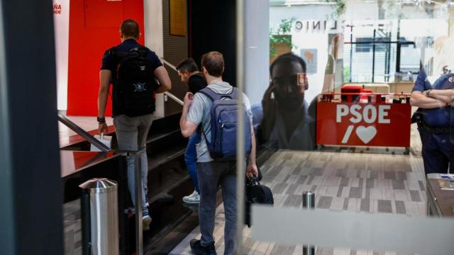 Los agentes de la UCO en Ferraz.