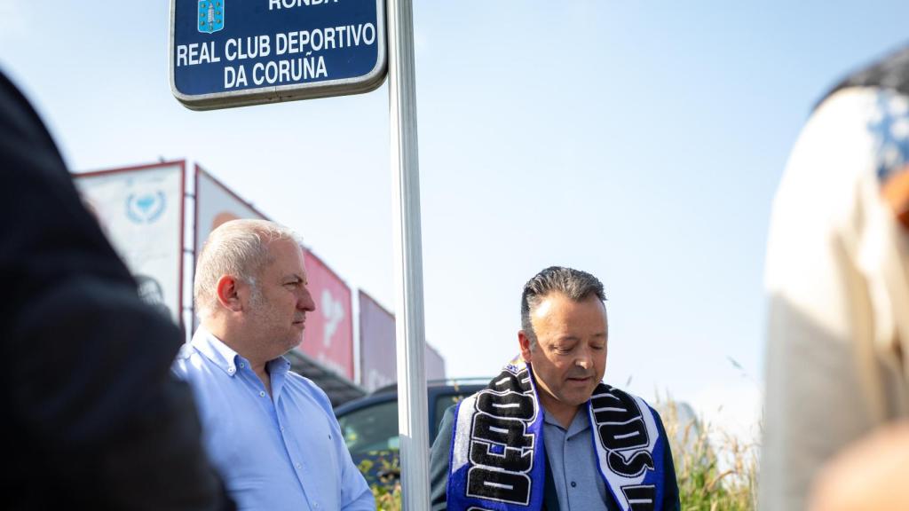 Momento en el que se descubre la nueva placa, con el nombre en gallego.