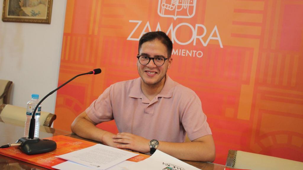 El concejal de Obras, Movilidad e Infraestructuras, Pablo Novo, informa sobre las obras en los colegios