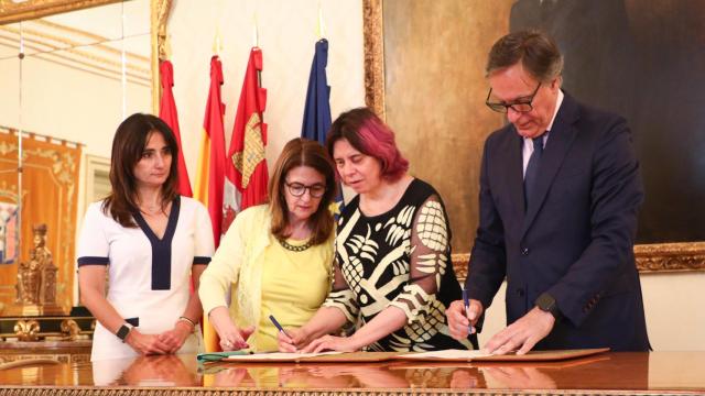 El alcalde de Salamanca, Carlos García Carbayo, junto a la secretaria general de Fundación ONCE y vicepresidenta de Inserta Empleo, Virginia Carcedo, durante la firma del documento