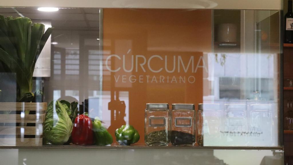 Interior del restaurante Cúrcuma, en Vigo