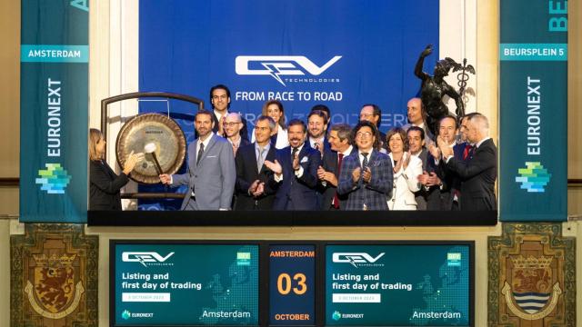 Momento del toque de campana de QEV Technologies en Euronext Ámsterdam.