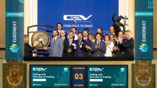 Momento del toque de campana de QEV Technologies en Euronext Ámsterdam.
