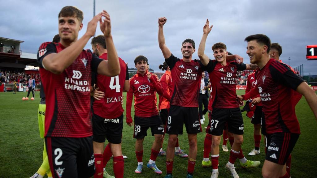 Los jugadores del Mirandés, tras ganar al Oviedo en la ida de la final del playoff de ascenso.