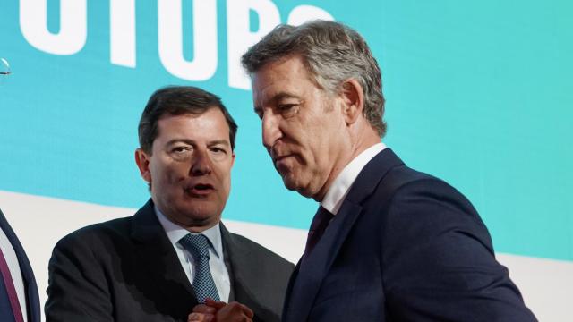 El presidente de la Junta, Alfonso Fernández Mañueco, junto al presidente del PP, Alberto Núñez Feijóo, en la inauguración del XI Congreso de Empresa Familiar Castilla y León, este viernes en el municipio vallisoletano de San Bernardo