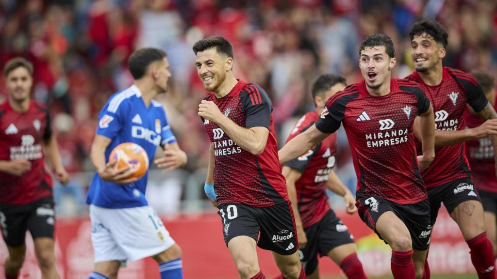 Los futbolistas del Mirandés celebran el gol de Alberto Reina contra el Oviedo.