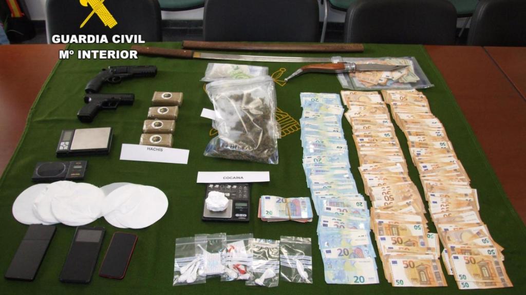 Imagen de la droga y los efectos intervenidos en la operación MITTENS de la Guardia Civil de León