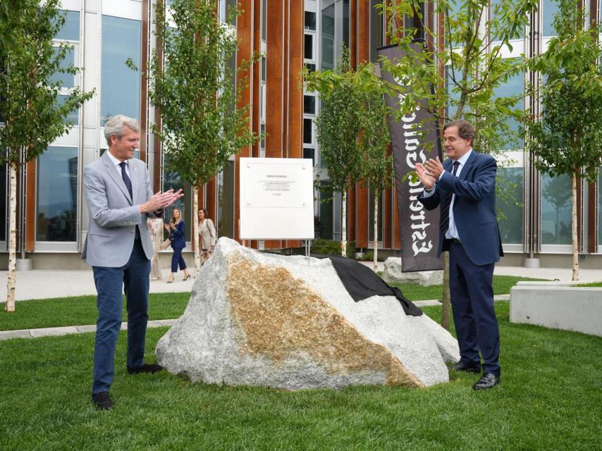Alfonso Rueda e Ignacio Rivera descubren la placa de la nueva fábrica de Estrella Galicia en el acto de inauguración.