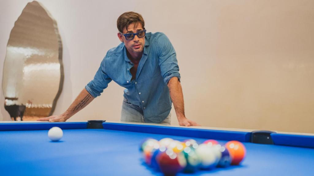 William Levy posa frente al precioso billar de obra del hotel Madrid Edition en su visita a España.