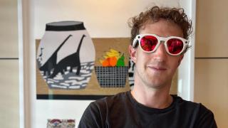 Mark Zuckerberg con las nuevas gafas de Oakley y Meta.