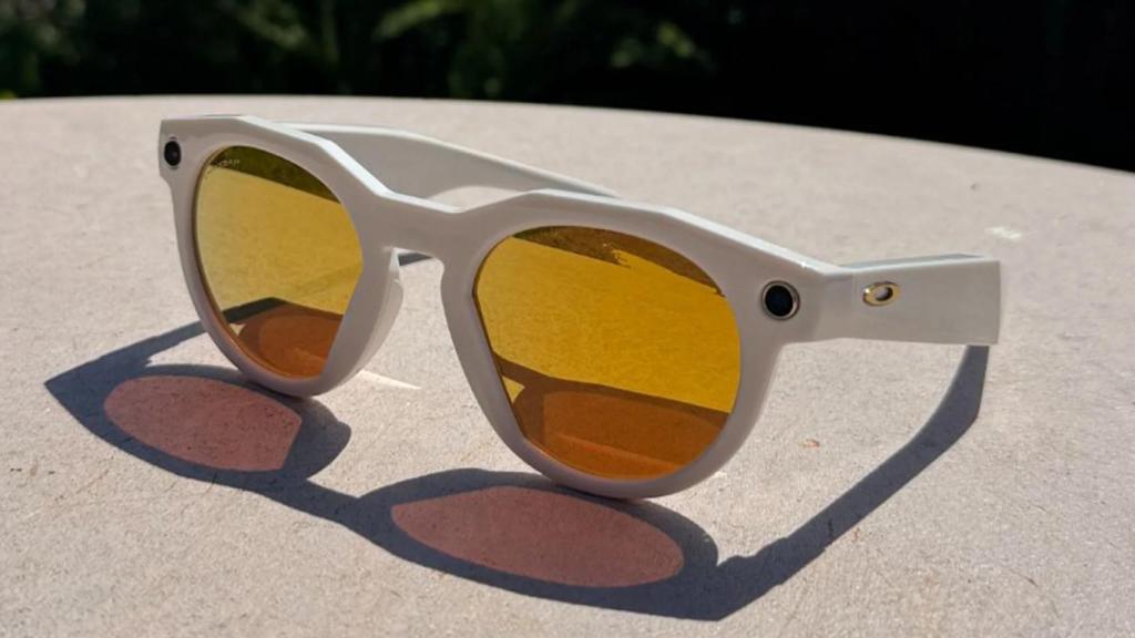 Las gafas inteligentes de Oakley y Meta en color blanco.