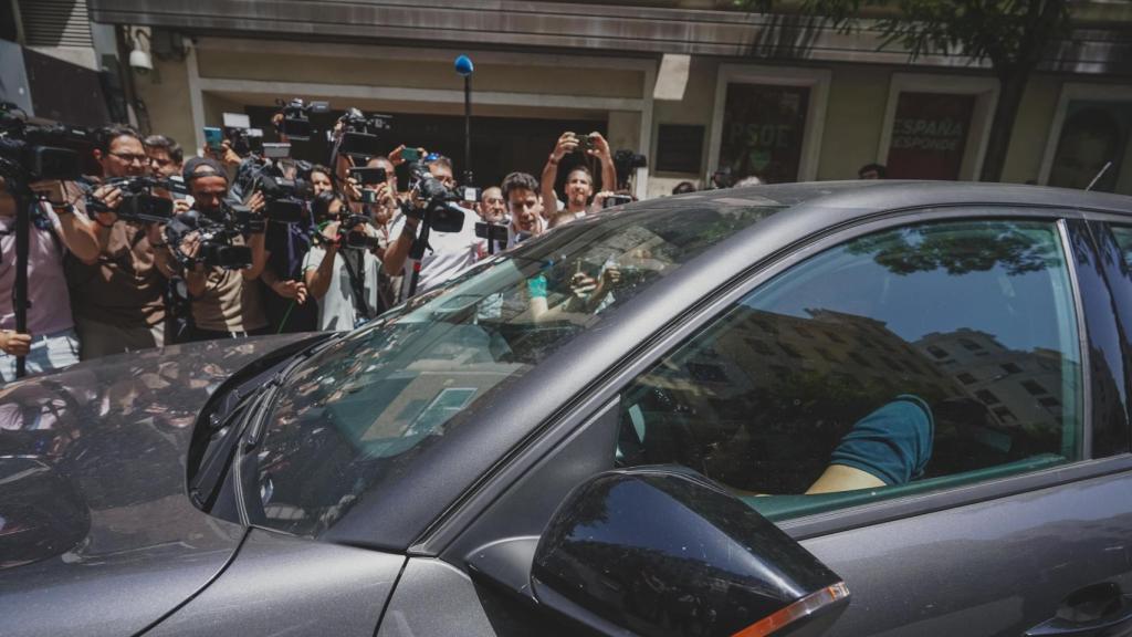 Los agentes de la UCO abandonan Ferraz tras tres horas dentro (Alejandro Ernesto / EE)