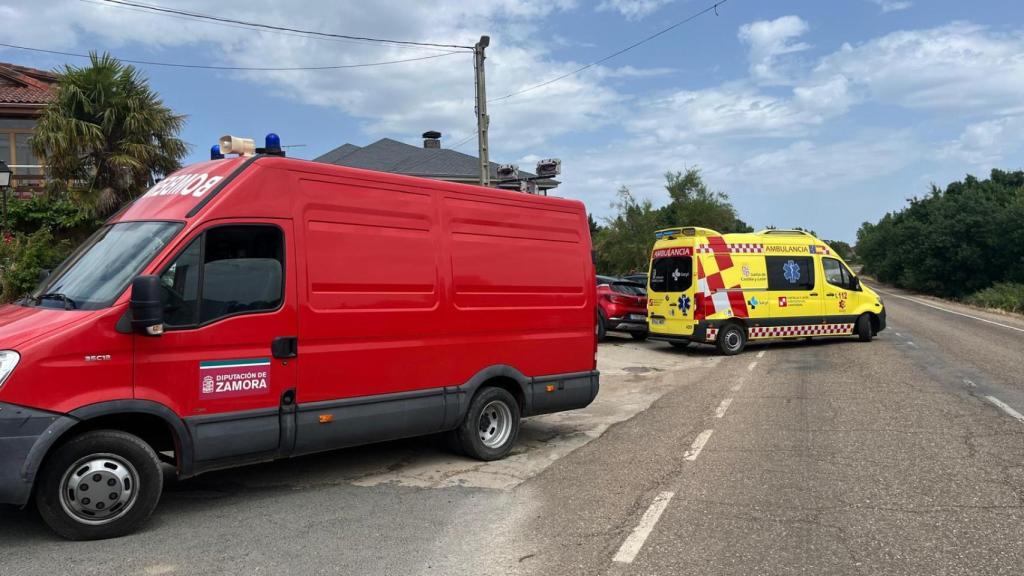 Bomberos y servicios sanitarios en el lugar de los hechos en San Vitero.