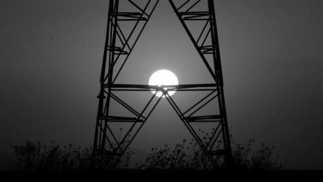 Fotomontaje de una red de alta tensión con una puesta de sol