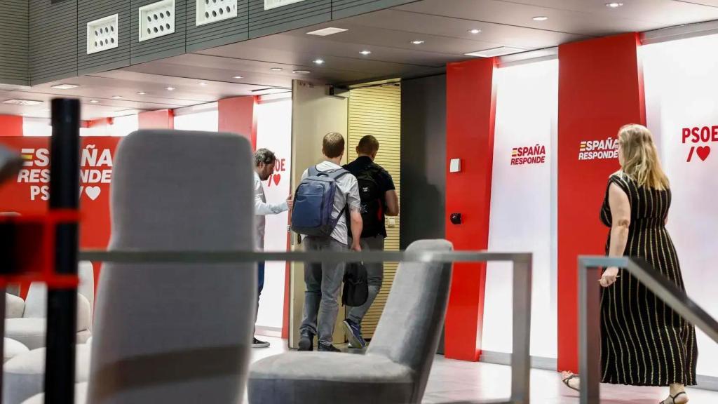 La UCO entra en Ferraz para volcar el correo de Santos Cerdán