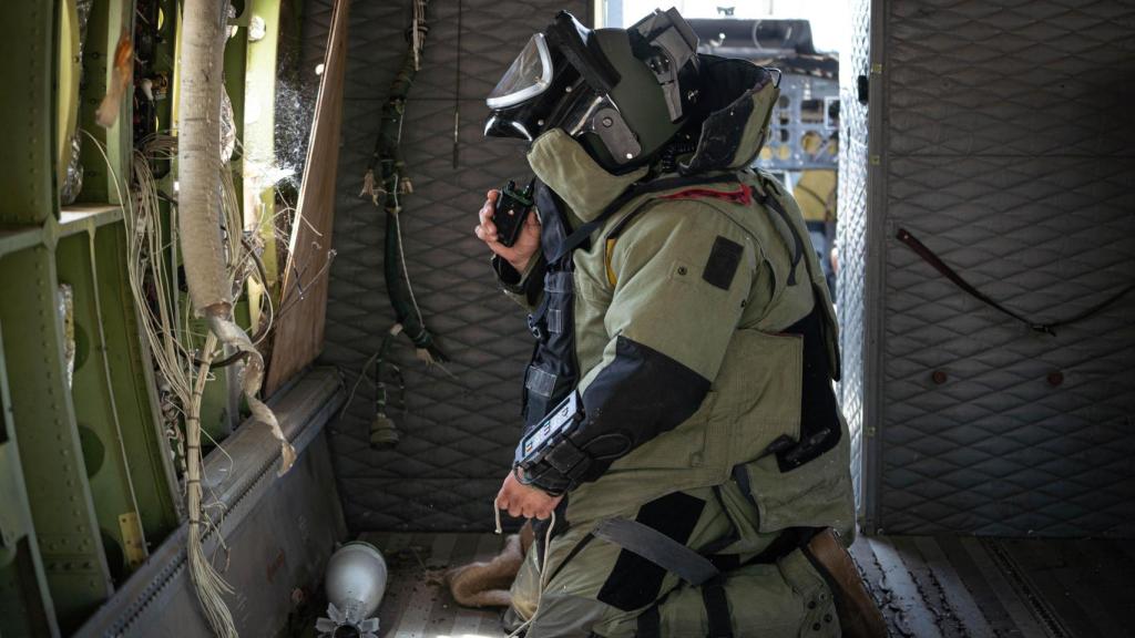 Uno de los soldados ucranianos desactiva un proyectil en un avión en la Academia de Ingenieros del Ejército.