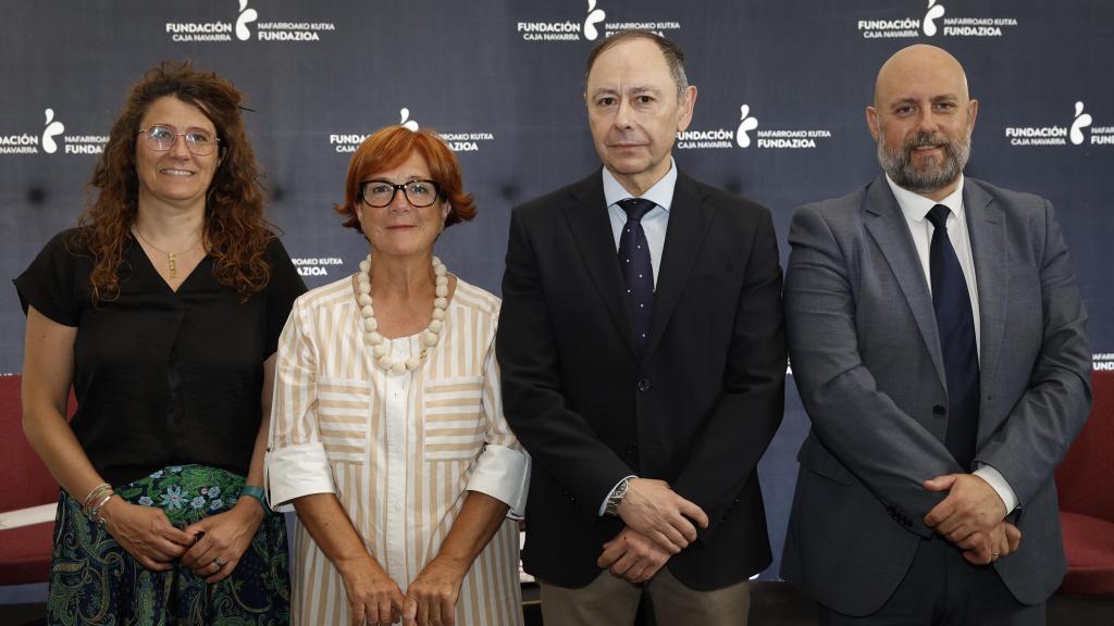 De izquierda a derecha, Garbiñe Bueno, teniente alcalde del Ayuntamiento de Pamplona; Juana García, vicepresidenta de Fundación Caja Navarra; José Ángel Andrés, presidente de Fundación Caja Navarra, y José Luis Arasti, consejero de Economía y Hacienda del Gobierno de Navarra.
