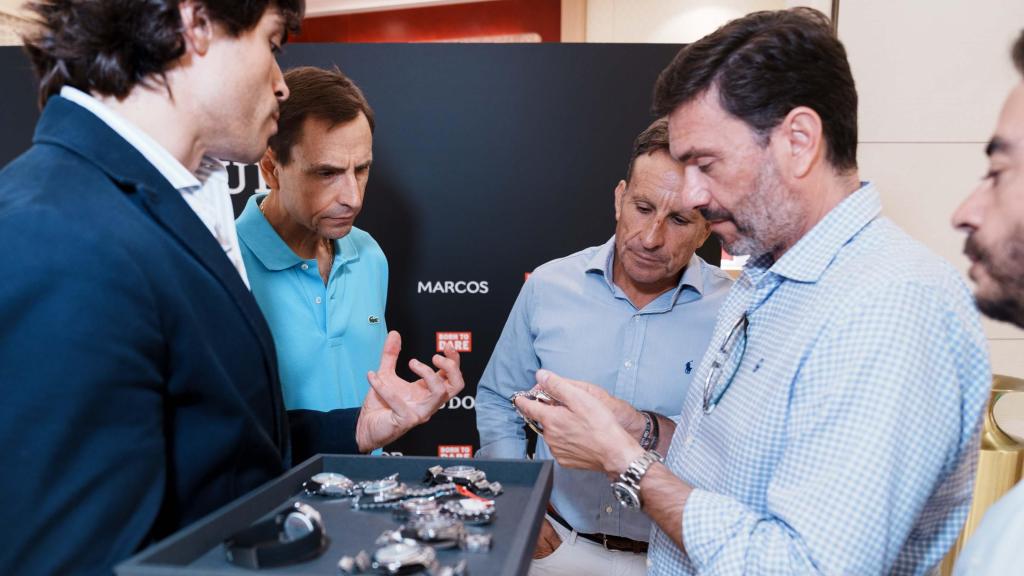 Invitados viendo los nuevos relojes de la marca TUDOR.