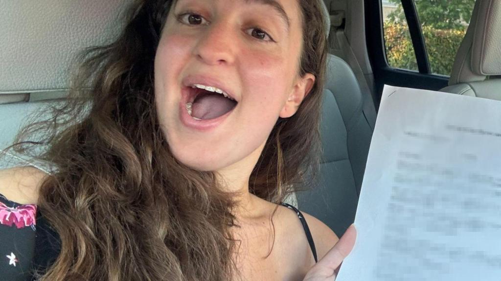 Ana Miguelez con el contrato de compra