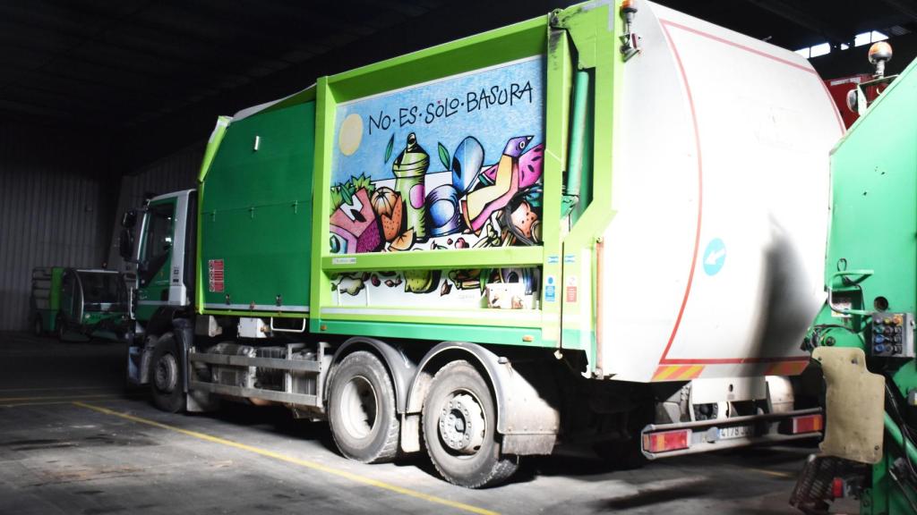 Imagen de un camión de la basura en el depósito municipal