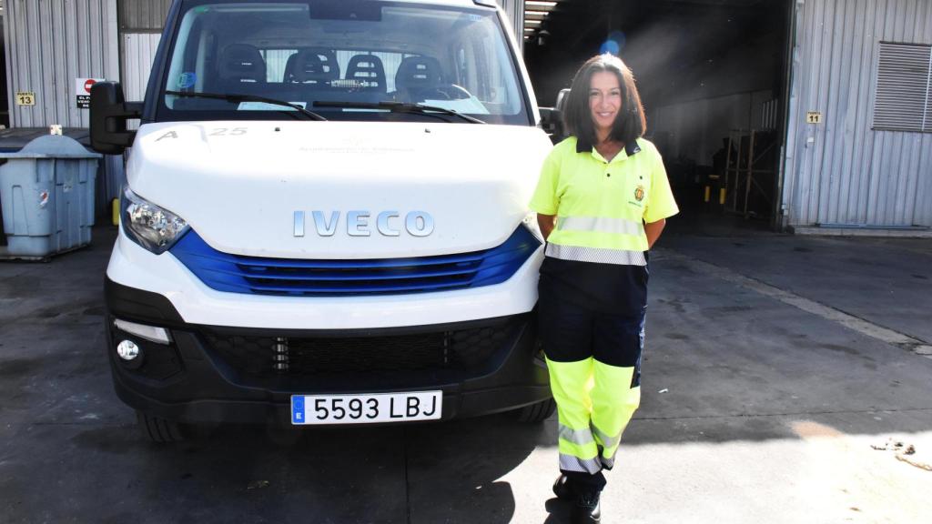 Natalia con una de las furgonetas