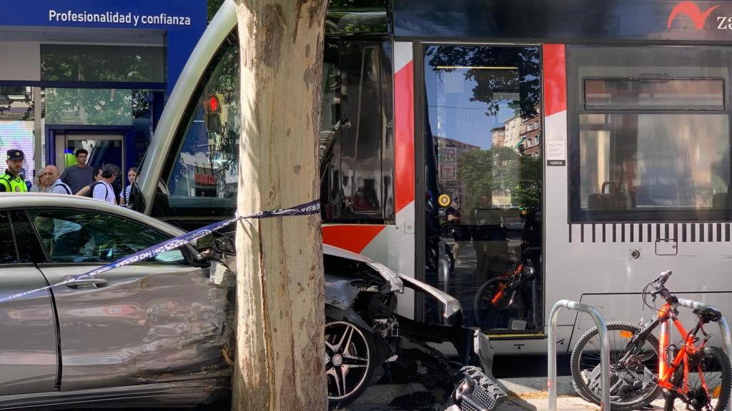 Aparatoso accidente de un coche y un tranvía en Zaragoza