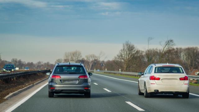 Un conductor intenta adelantar un vehículo
