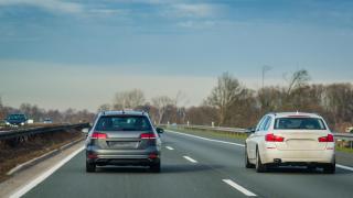 Un conductor intenta adelantar un vehículo