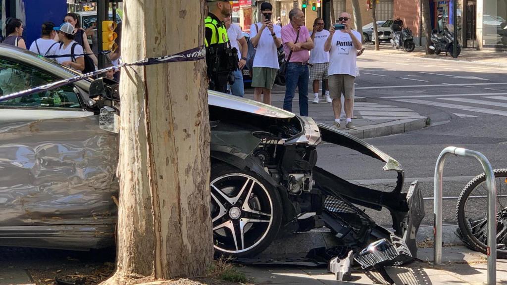 Así ha quedado el coche tras chocar con el tranvía de Zaragoza