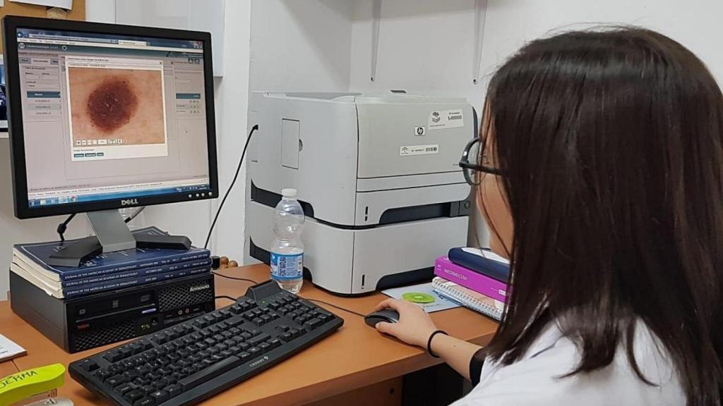 Un médico revisando unos análisis.