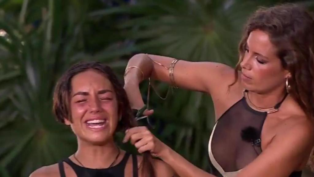 Laura Madrueño corta el pelo a Anita Williams en 'Supervivientes 2025'.