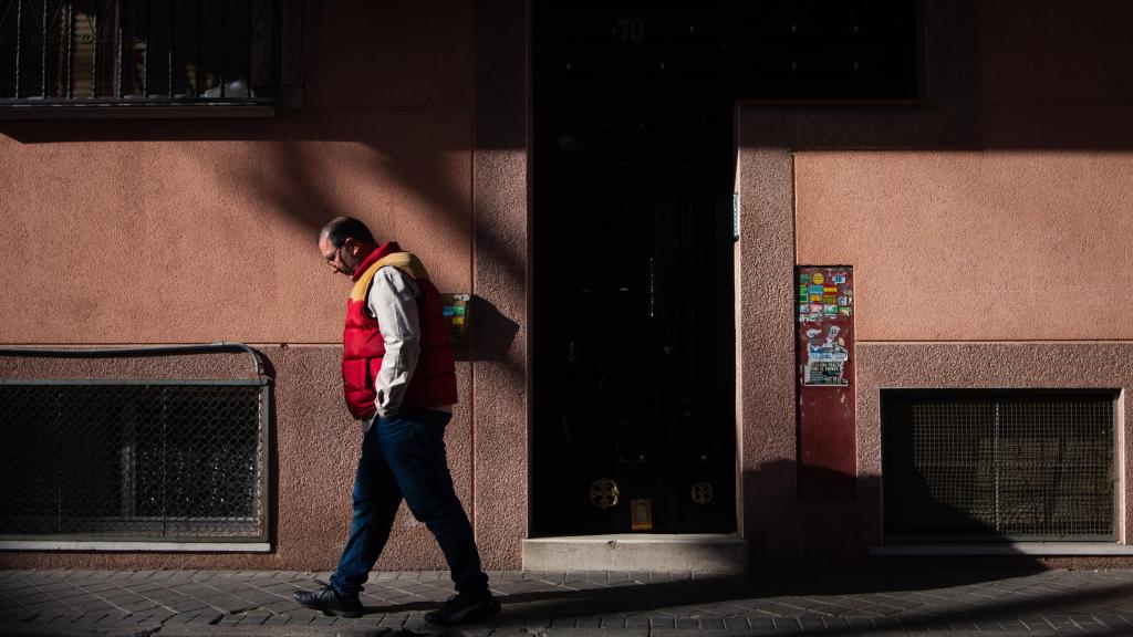 Augusto Padilla, uno de los entrevistados, caminando.