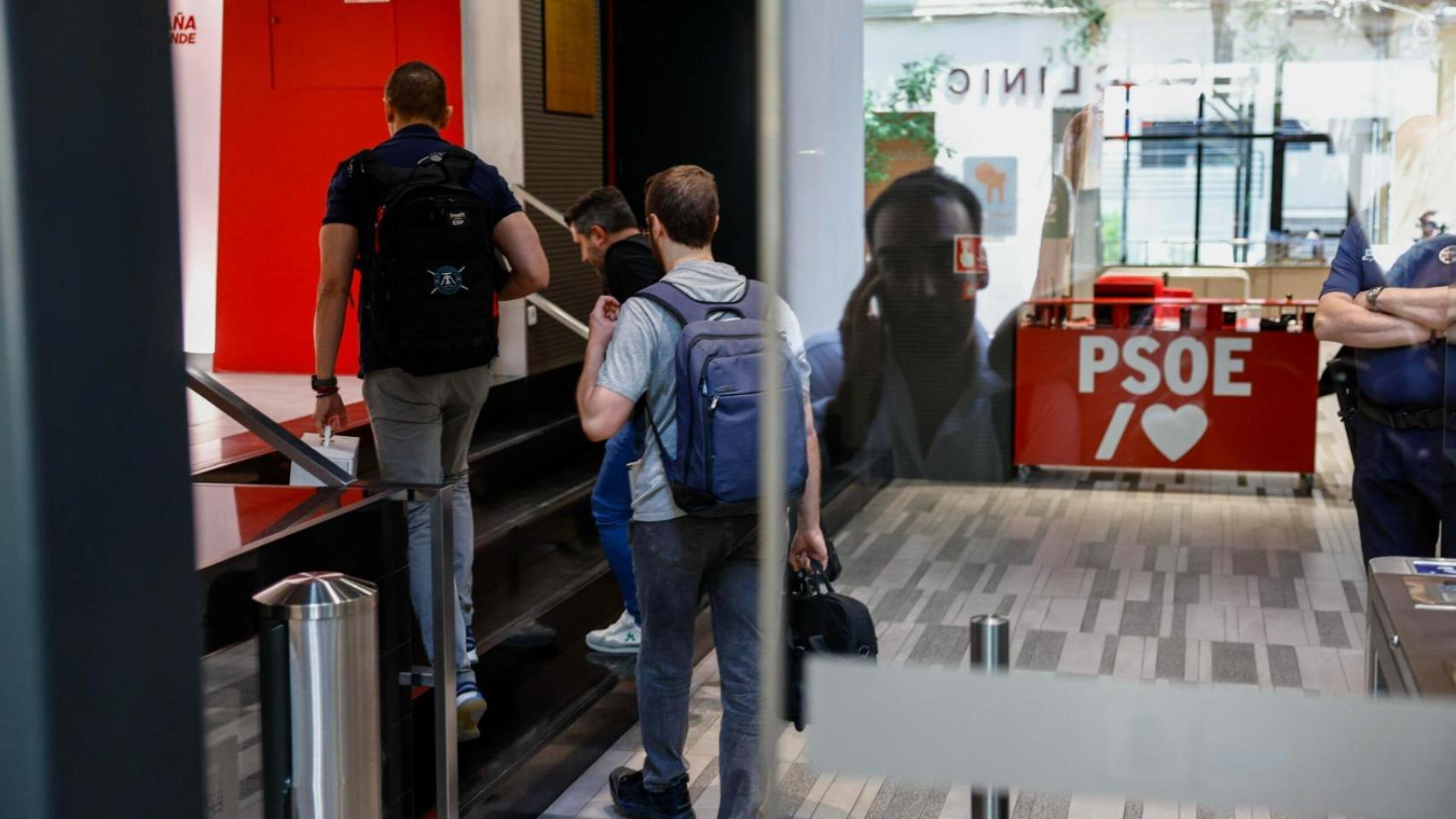 Agentes de la UCO entran este viernes a la sede del PSOE en la madrileña calle Ferraz.