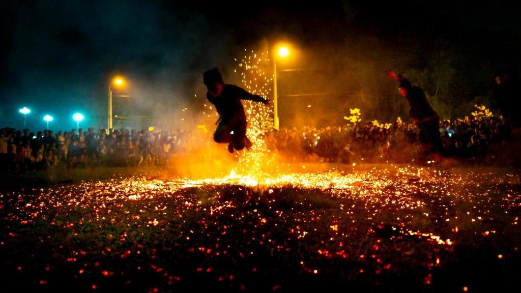 Ferrol enciende la noche mágica de San Xoán con hogueras, música y rituales ancestrales