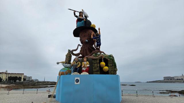 La falla luce al completo en la playa de Riazor y se prepara para arder en el San Juan de A Coruña