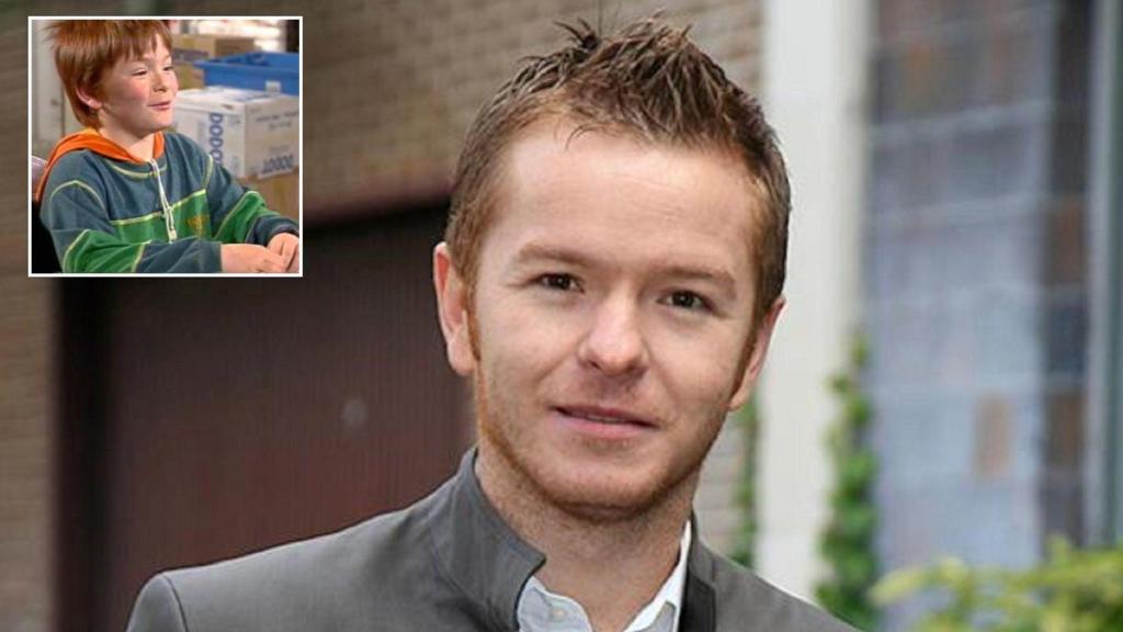 Julián González junto a una imagen suya cuando era niño en 'Farmacia de Guardia'