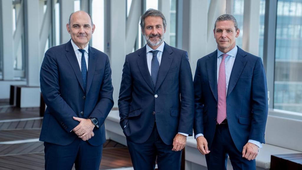 De izquierda a derecha, Francisco Uría, anterior responsable del Sector Financiero de KPMG; Juanjo Cano, presidente de la firma en España, y Francisco Pérez Bermejo, actual responsable del Sector Financiero en la compañía.
