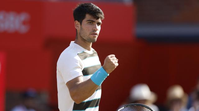 Carlos Alcaraz celebra en el partido ante Rinderknech.