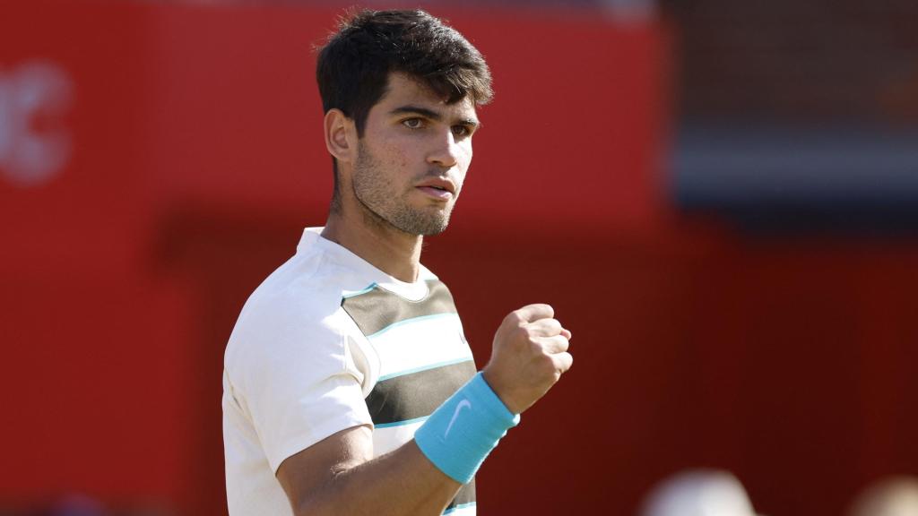 Carlos Alcaraz celebra en el partido ante Rinderknech.