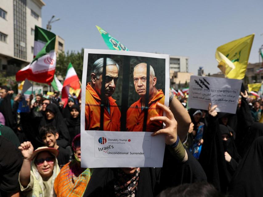 Una pancarta poco amable con Netanyahu y Gallant, fotografiada en la protesta del pasado viernes en Teherán.
