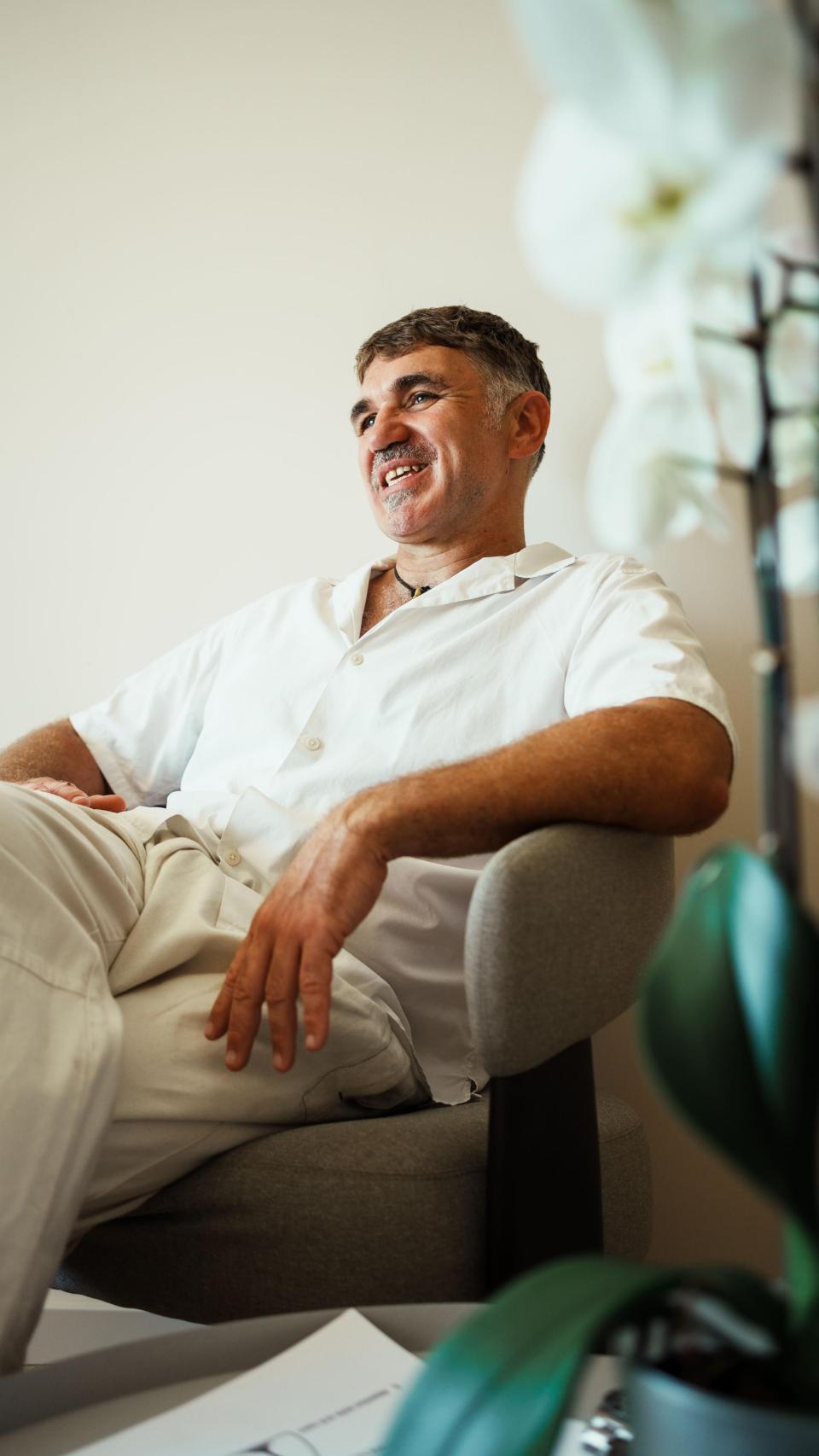 David Cornwell, terapeuta especializado en trauma y sistema nervioso, durante una de sus sesiones en The Balance. El trauma no es el evento: es la forma en que el cuerpo sigue reaccionando a lo que pasó, afirma.