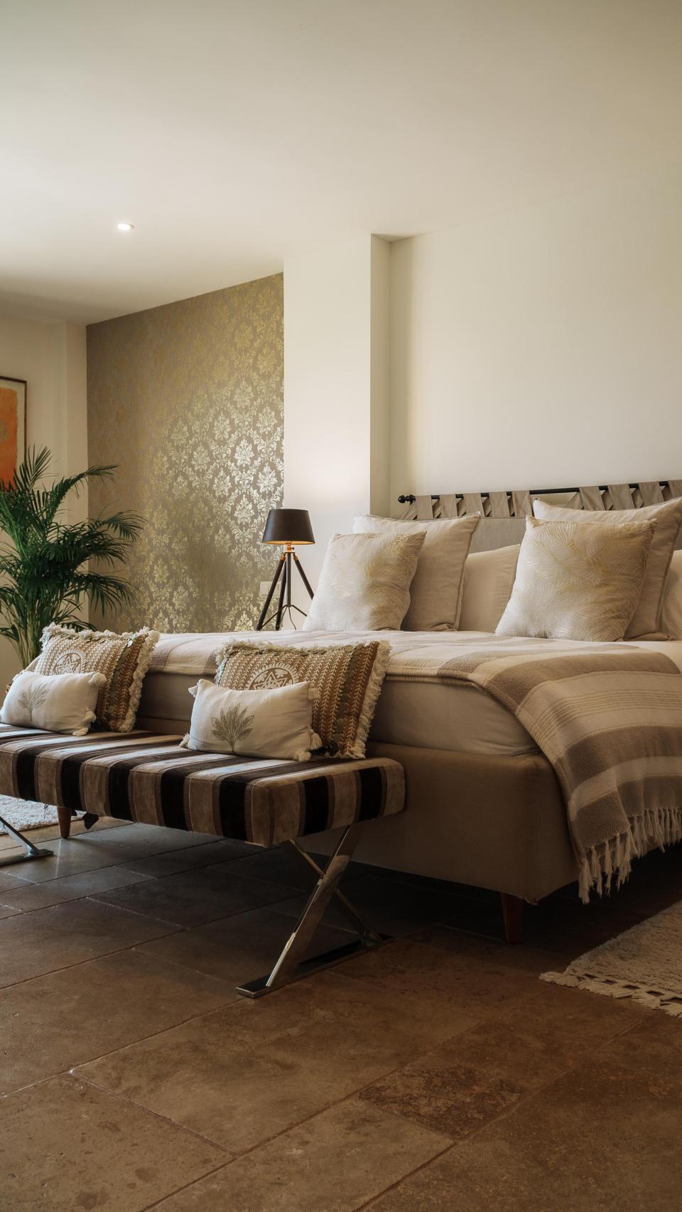 Una de las suites privadas de The Balance, decorada con elegancia sobria y diseñada para favorecer el descanso absoluto. En espacios como este, celebridades y altos ejecutivos atraviesan procesos de desintoxicación física y emocional.