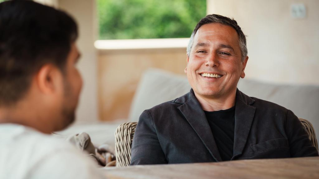 Enrique Balasch, terapeuta especializado en adicciones en The Balance Mallorca, trabaja desde su propia experiencia como adicto rehabilitado..