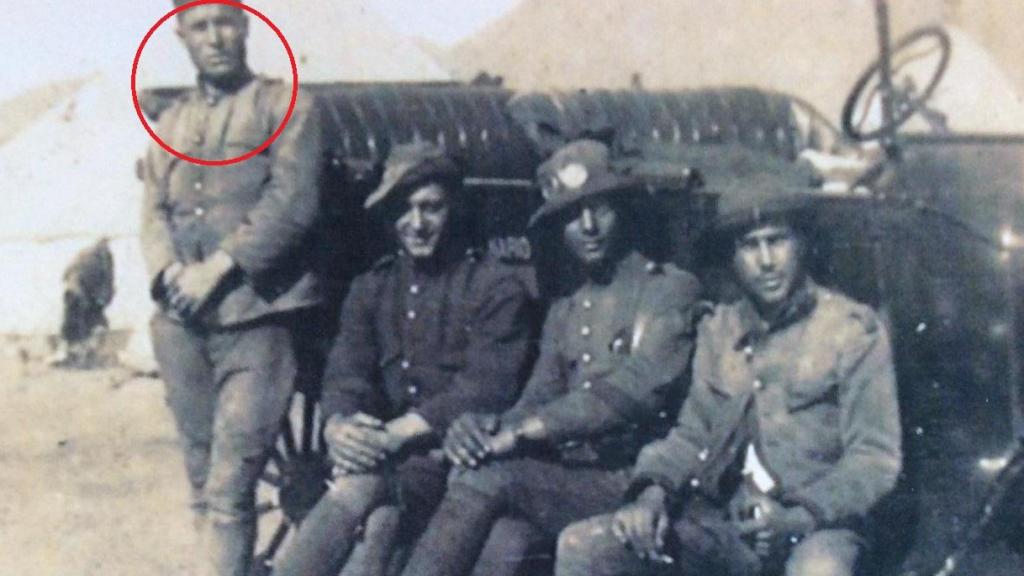 Joaquín Puigdemont (de pie) en Melilla, en una imagen tomada entre 1922 y 1924.