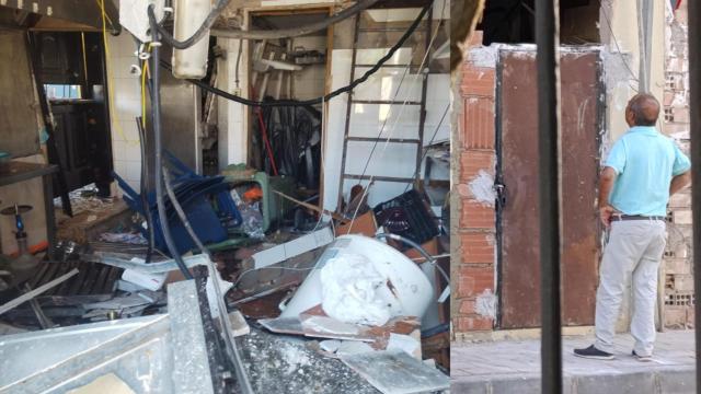 A la izquierda, una de las fotos que circulan entre los vecinos de Lo Pagán del interior del bar Casa Javi, tras la explosión; y la derecha, el propietario del establecimiento, Javier Pardo, comprobando los destrozos.