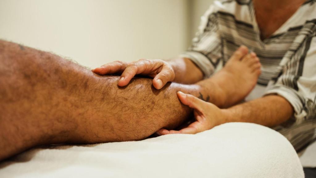 Petro Kohut, durante una sesión de rolfing con un paciente, en The Balance.