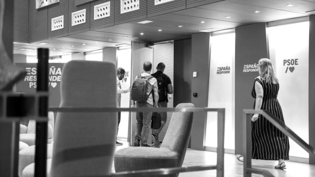 La Unidad Central Operativa (UCO) de la Guardia Civil accede este viernes a la sede del PSOE, en la calle Ferraz.