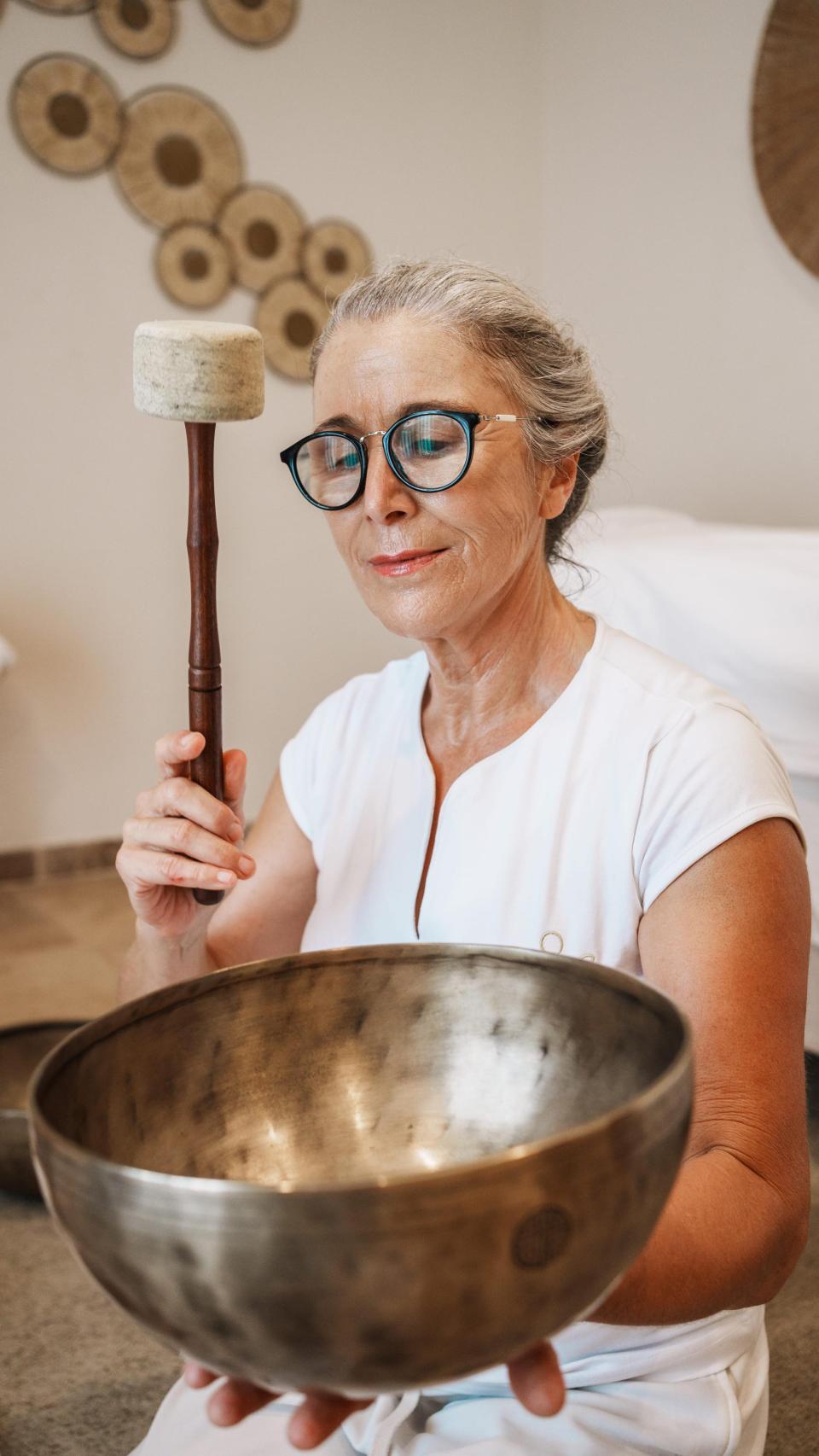 Patricia Gómez, terapeuta de sonido en The Balance, guía sesiones con cuencos tibetanos que algunos pacientes describen como una experiencia transformadora. Su trabajo conecta cuerpo, emoción y memoria a través de la vibración.