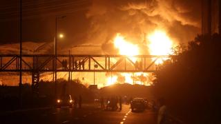 El depósito de petróleo de Sharan después de los ataques israelíes.